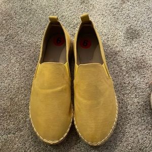 Brand new yellow shoes size 6